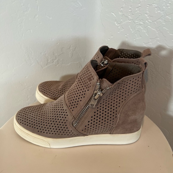 Steve Madden Taupe Wedge leather Sneakers. Women’s size 8.5. Zippers-great cond. - Picture 2 of 7